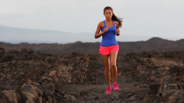 Αθλητική και φυσική κατάσταση δρομέας γυναίκα τρέχει σε όλη τη χώρα trail run κατάρτισης εκτός — Αρχείο Βίντεο