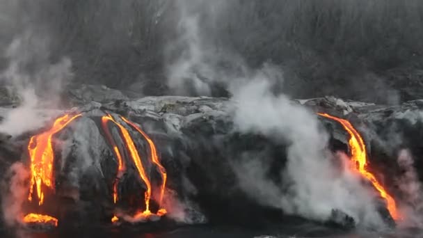 Hawaje lawa płynąca do oceanu z erupcji wulkanu na Big Island — Wideo stockowe