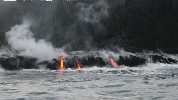 Lawa wpadająca do oceanu z erupcji wulkanu na Hawajach Big Island — Wideo stockowe