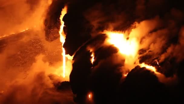 Lava fließt in den Ozean Riesiger Felssturz bricht bei Vulkanausbruch ab — Stockvideo