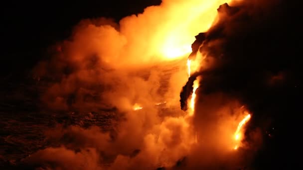 大きな島の火山溶岩の噴火から海に流れ込むハワイ溶岩 — ストック動画