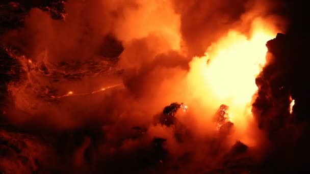 Lava que fluye en el océano por erupción de lava volcánica en Big Island Hawaii — Vídeos de Stock