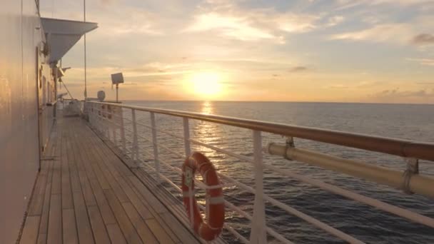 Κρουαζιέρα πλοίο ταξίδια κομψό τουριστική γυναίκα βλέποντας ηλιοβασίλεμα στο μπαλκόνι κατάστρωμα — Αρχείο Βίντεο