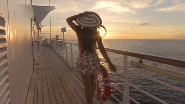 Lüks yolcu gemisi seyahat ederken zarif turist kadın balkonda gün batımını seyrediyor. — Stok video