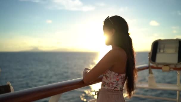 Crociera nave vacanza viaggio donna godendo il tramonto in mare in barca — Video Stock