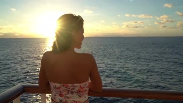 Πολυτελής κρουαζιέρα πλοίο διακοπές ταξίδι γυναίκα απολαμβάνοντας το ηλιοβασίλεμα στη θάλασσα με σκάφος — Αρχείο Βίντεο