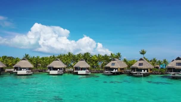 Villaggio turistico vacanza video aereo con bungalow d'acqua nel mare di barriera corallina — Video Stock