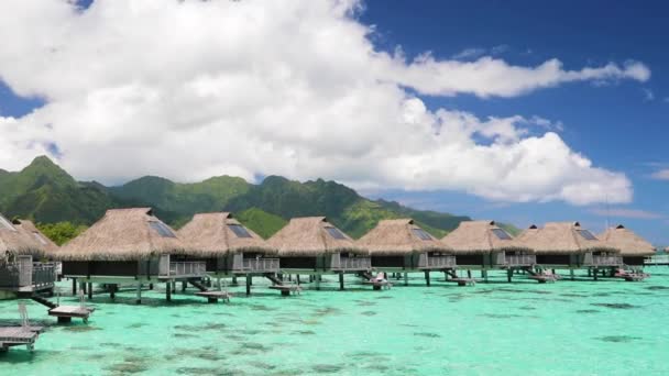 Utazás nyaralás paradicsom víz feletti bungaló üdülőhely szálloda korallzátony tenger — Stock videók