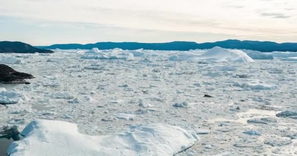 Globalne ocieplenie - Grenlandzki krajobraz lodowcowy Ilulissat z fiordem lodowym — Wideo stockowe