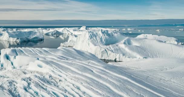 지구 온난 화 - 빙산 과 빙산으로 뒤덮인 일류 리사 트 빙상의 그린란드 빙산 — 비디오
