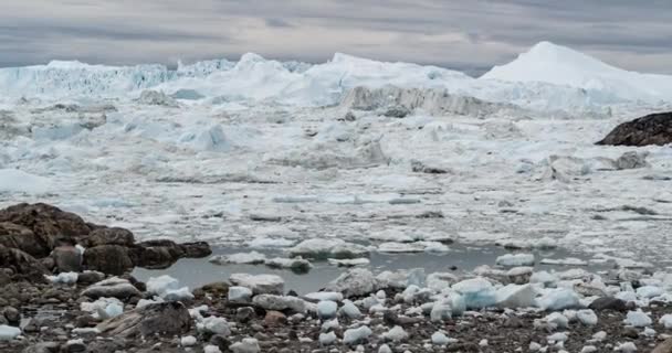 Jéghegy és jég a gleccserből a sarkvidéki tájban Grönlandon. Videó jéghegyekről Ilulissat-ban. Az éghajlatváltozás és a globális felmelegedés hatása — Stock videók