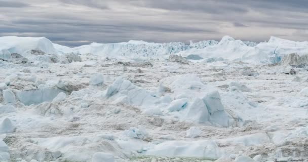Grönländische Eisberglandschaft des Ilulissat-Eisfjords mit riesigen Eisbergen — Stockvideo