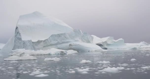 Global Warming and Climate Change - Hyperlapse of Icebergs and ice from melting glacier in icefjord in Ilulissat, Greenland. Aerial video of arctic nature ice landscape. Unesco World Heritage Site — Vídeo de stock