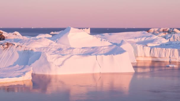 グリーンランドの北極圏の自然景観の氷河からの氷山と気候変動の概念ビデオ。イルリサットのアイスフィヨルドの氷山の空中ドローン映像。地球温暖化の影響で有名な — ストック動画