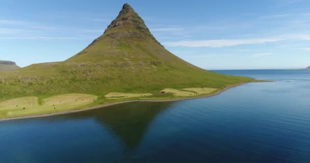 Islândia natureza drone vídeo de Kirkjufell paisagem montanhosa na Islândia Ocidental — Vídeo de Stock