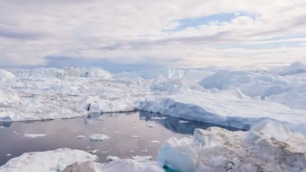 全球变暖-格陵兰岛伊洛利萨特冰峡湾景观与冰山 — 图库视频影像
