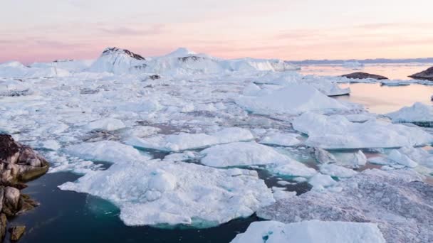 Jéghegy és jég a gleccserből a drámai sarkvidéki természetben Grönlandon — Stock videók