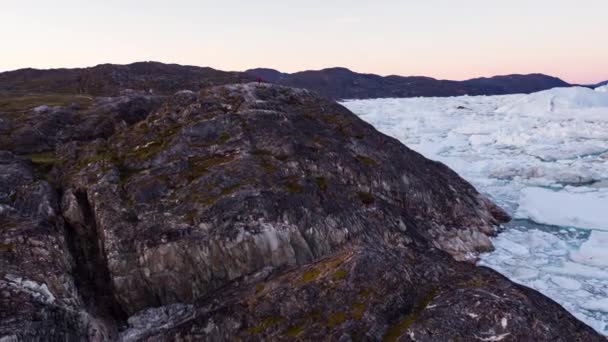 Viaggio nel paesaggio artico natura con iceberg - Groenlandia turista uomo esploratore — Video Stock