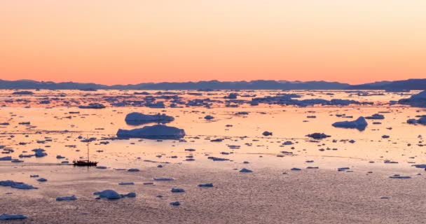 Jéghegyek és csónak a grönlandi jéghegy táj Ilulissat jég — Stock videók