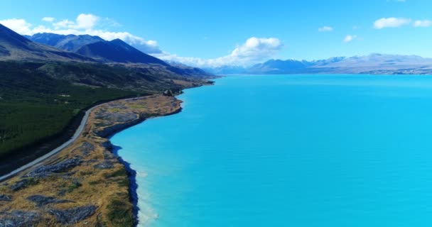 New Zealand aerial drone footage of lake Pukaki and southern alps South Island — Vídeos de Stock
