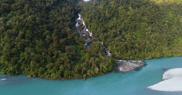 Haast Nehri ve şelalesinin Yeni Zelanda doğası hava aracı videosu — Stok video