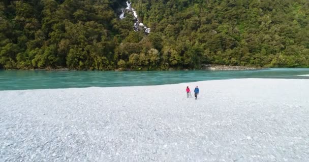 New Zealand nature landscape aerial drone video tourists walking — Vídeo de Stock