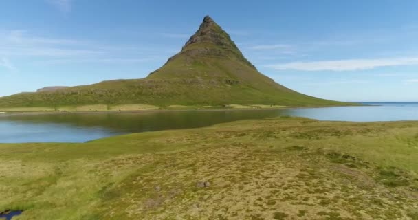 IJsland natuur drone video van Kirkjufell berglandschap. Ikoon van IJsland en de meest gefotografeerde berg. West-IJsland op het schiereiland Snaefellsnes. 4K-luchtvideo — Stockvideo