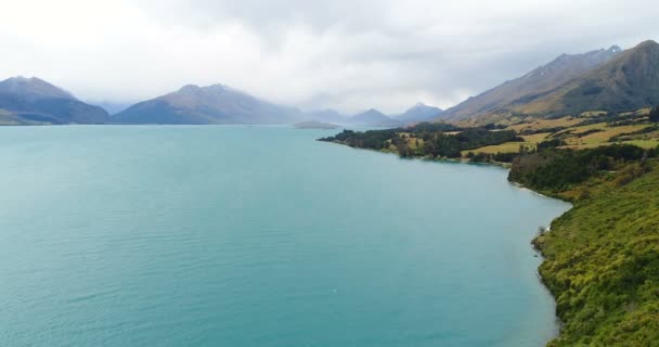 Nowozelandzki powietrzny dron wideo krajobrazu natury na Wyspie Południowej nad jeziorem Wakatipu pomiędzy Queenstown i Glenorchy. Nowa Zelandia — Wideo stockowe