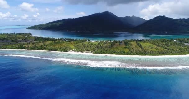 Wideo dronów Polinezji Francuskiej wyspy Tahiti Huahine i Motu Murimaora, laguny koralowej i Oceanu Spokojnego. Raj tropikalny — Wideo stockowe