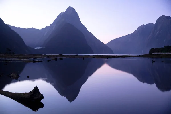 Paisaje de Nueva Zelanda de Milford Sound en Fiordland National Park y Mitre Peak, Nueva Zelanda. Destino de atracción turística natural icónica y famosa de Nueva Zelanda — Foto de Stock