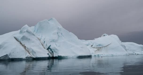 Global uppvärmning och klimatförändringar - isberg från smältande glaciär i isjord — Stockvideo
