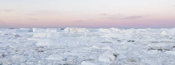 Cambio climático y calentamiento global. Icebergs from melting glacier in Ilulissat, Greenland. Paisaje de la naturaleza ártica famoso por su belleza y ser fuertemente afectado por el calentamiento global. Concepto de sostenibilidad — Foto de Stock