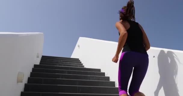 Schody biegające ćwicząca kobieta trenuje cardio na zewnątrz. Fitness dziewczyna ćwiczenia mięśni nóg na zewnątrz z wybuchowych ćwiczeń biegnie po schodach. Strzał przy 59,94 FPS — Wideo stockowe
