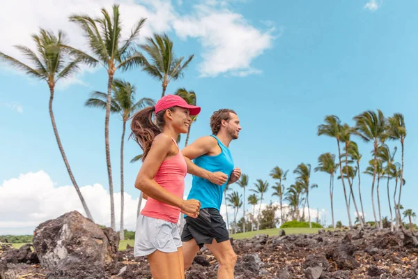 Fitness motion löpare par kör livsstil. Friska människor jogging tillsammans i sommar park utomhus, idrottare träning cardio under Hawaii resa semester — Stockfoto