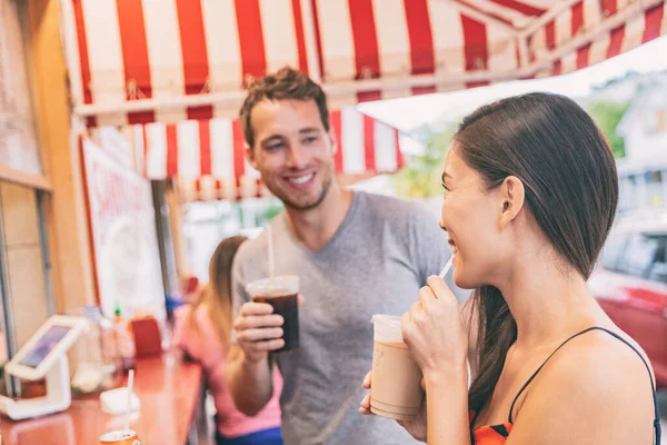 Miami cafe happy couple drinking cold coffee drinks at outdoor terrace of typical retro Florida restaurant. local food. Summer travel tourists — 图库照片