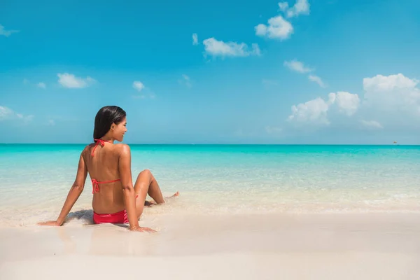 Ταξίδια στην παραλία Νότια Καραϊβική διακοπές. Ασιατική γυναίκα μπικίνι χαλαρωτική ηλιοθεραπεία στο νερό μαυρίσματος απολαμβάνοντας τον ήλιο. Χειμερινές διακοπές — Φωτογραφία Αρχείου