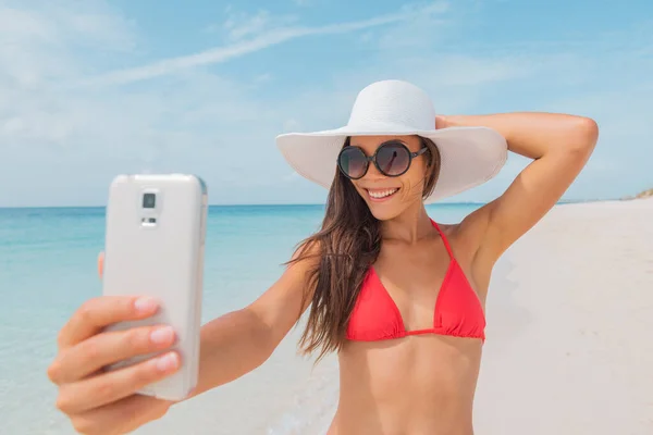 Selfie van bikini jonge vrouw reizen social media influencer het nemen van foto met mobiele telefoon. Toeristisch Aziatisch meisje met smartphone buiten tijdens vakantie — Stockfoto