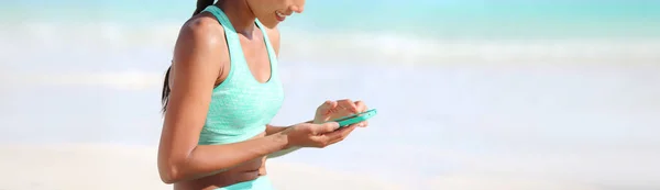 Fitness aplicación en línea ajuste chica activa utilizando el teléfono móvil para heatlh y el ejercicio de seguimiento de progreso en el dispositivo tecnológico. Bandera panorámica de atleta mujer monitoreando su deporte — Foto de Stock