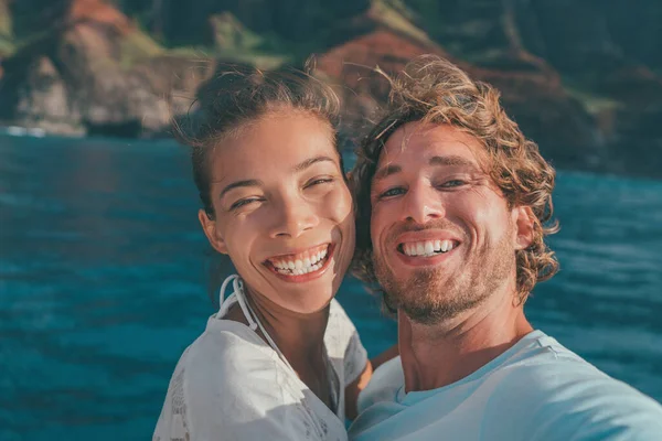 Cruise vacation happy tourists selfie smiling with perfect smile on outdoor nature adventure in ocean. Interracial couple Asian woman, Caucasian man — Fotografia de Stock