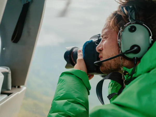 ヘリコプターのドアオフライドアドベンチャー旅行プロの男性写真家ハワイのカメラで空中風景写真を撮影風景を見て観光 — ストック写真
