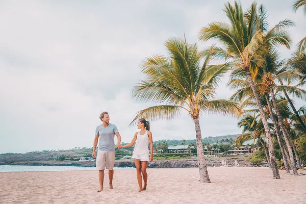 Lanai Hawaii vacaciones de playa vacaciones escapada. Pareja romántica en luna de miel caminando en la playa de Hulopoe en Lanai, Hawaii. —  Fotos de Stock