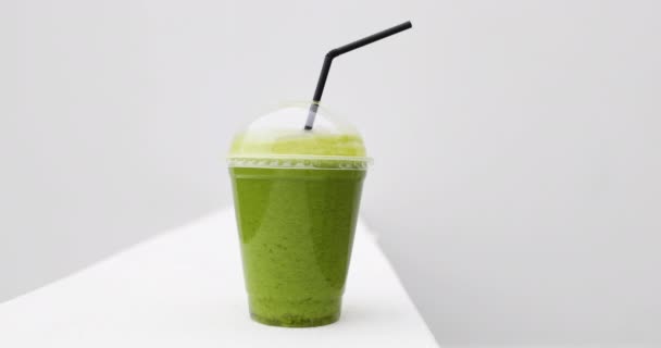 Green smoothie. Man drinking vegetable juice living healthy eating lifestyle. Closeup of green smoothie with spinach, kale etc. — Vídeos de Stock