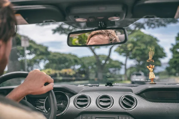 Car road trip lato podróży człowiek jazdy sportowe kabriolet otwarty dach kabriolet. Widok przedniej szyby z lalką hula na desce rozdzielczej — Zdjęcie stockowe