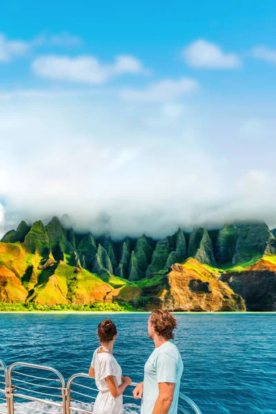 Havajská plavba Na pobřeží Pali, Kauai, USA. Příroda pobřeží krajina malebné plavby. Pár sledujících slavnou destinaci na lodní palubě. Letní dovolená a žena turisté — Stock fotografie