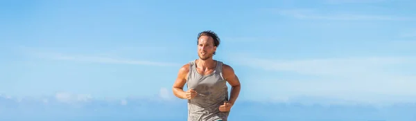 Бегун спортсмен, бегущий на улицу для тренировки кардио тренажеры хиит баннер панорамный на голубом фоне неба — стоковое фото