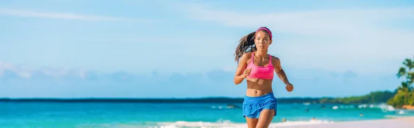 Mulher atleta de corrida exercitando-se na praia correr correndo saudável ativo estilo de vida bandeira panorâmica do treinamento de menina apto — Fotografia de Stock