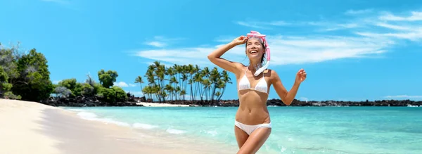 Hawaii παραλία διακοπές αναπνευστήρα ενεργό ευτυχισμένη ασιατική μπικίνι κορίτσι που βγαίνει από το κολύμπι στον ωκεανό ψαροντούφεκο διασκέδαση. Πανοραμική σημαία με φόντο λάβα — Φωτογραφία Αρχείου