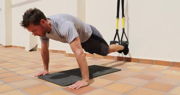Man tränar magmusklerna med fjädrande träningsband på gymmet. Magsäck abdominals träning hälsosam livsstil sport — Stockvideo