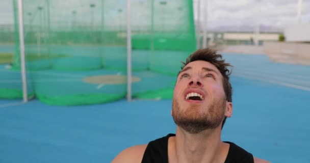 Atleta Hombre Entrenamiento de fuerza Ejercicio Pull-up en el estadio de atletismo. Hombre de fitness ejercitando los músculos de sus brazos en el gimnasio al aire libre haciendo flexiones aka pull-ups como parte de una rutina de entrenamiento — Vídeos de Stock