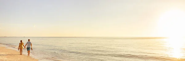 Praia casal andando na praia assistindo pôr do sol paisagem tropical banner fundo panorâmico. Férias de verão panorama de destino. férias relaxantes - turistas de viagem — Fotografia de Stock